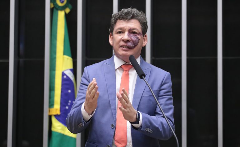 A fotografia apresenta o deputado brasileiro Reginaldo Lopes.