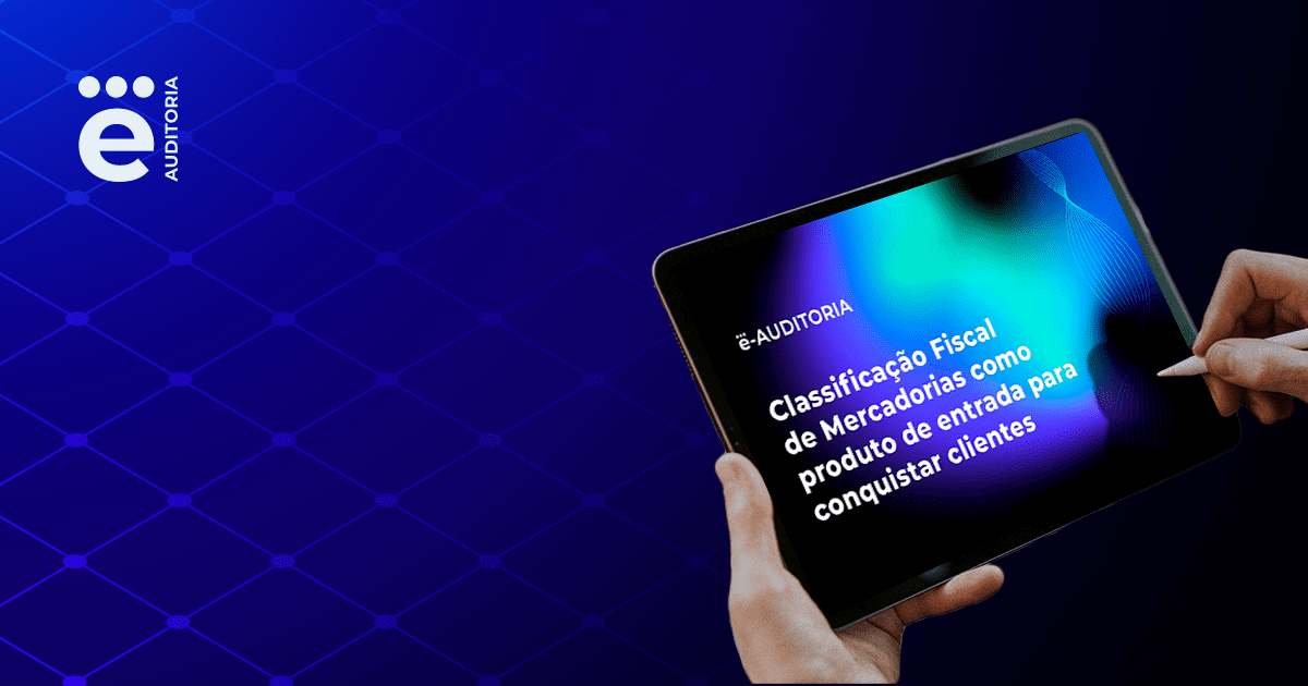 A imagem apresenta um fundo azul com as mãos de uma pessoa escrevendo em um tablet, que está apresentando o Kit de Classificação Fiscal de Mercadorias.