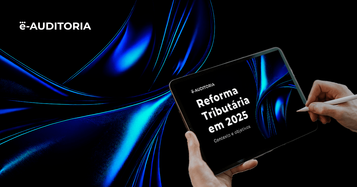 A imagem apresenta um fundo azul com as mãos de uma pessoa escrevendo em um tablet, que está apresentando eBook Reforma Tributária em 2025: contextos e objetivos.